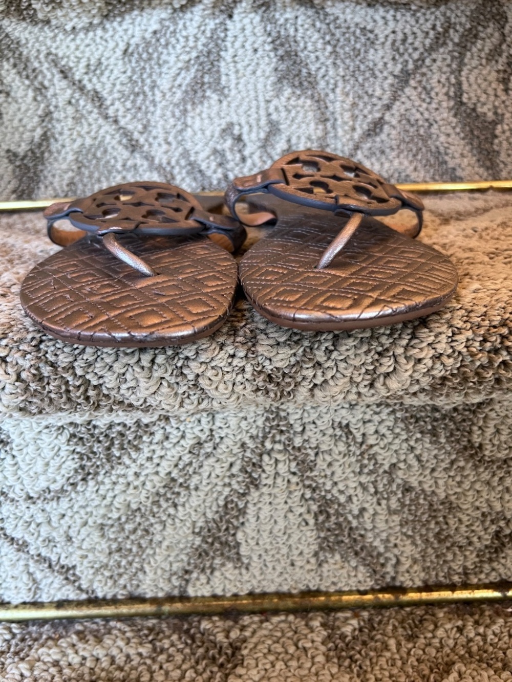 EUC Tory Burch Miller Quilted Thong Sandals in Metallic Pewter Gray Size 11 - Picture 4 of 6